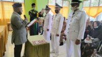 Camat Indra Makmu, Russamin, melantik tiga Keuchik sekaligus di aula kantor camat setempat, Jumat, (25/3/2022) [Ist]