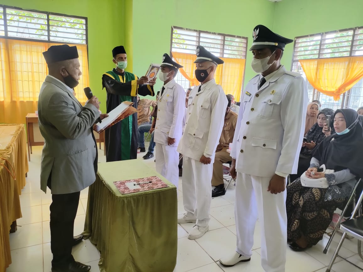 Camat Indra Makmu, Russamin, melantik tiga Keuchik sekaligus di aula kantor camat setempat, Jumat, (25/3/2022) [Ist]