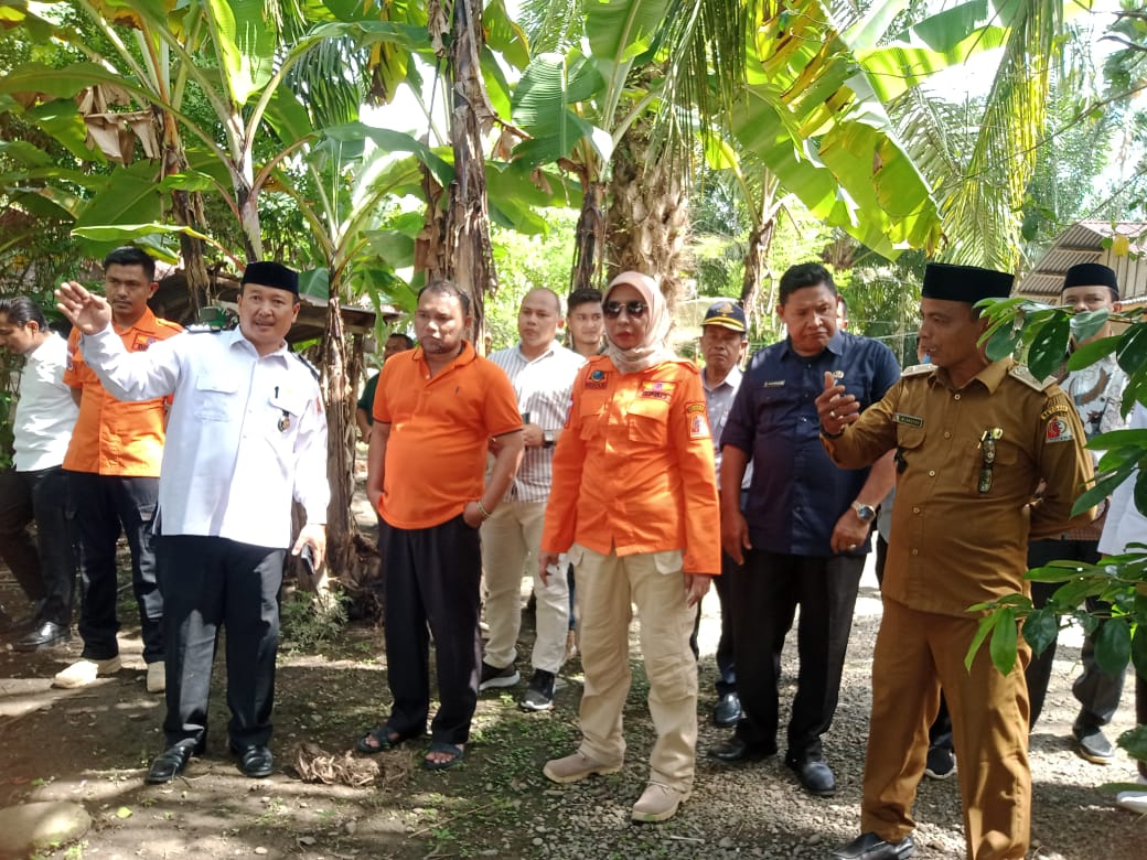 IMG-20221102-WA0107 Pj Bupati Nagan Raya, Fitriany Farhas menyempatkan diri turun langsung ke lokasi Banjir yang mengakibatkan ancaman bagi badan jalan dan jembatan di desa Gelanggang Gajah Rabu (02/11/2022). | Dok ist