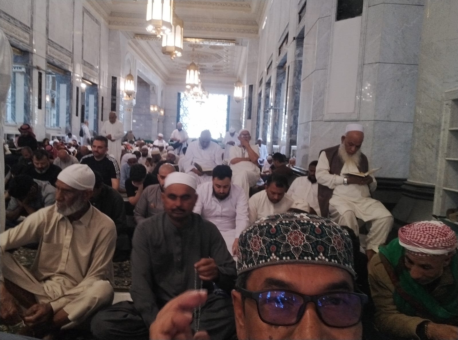 Saat sedang menunggu khatib khutbah 