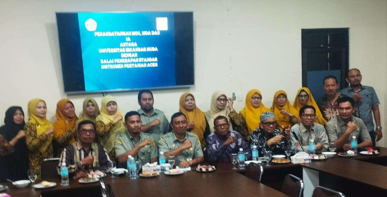 Selepas penandatanganan MoU Foto bersama Rektor Unida Prof Syafei Ibrahim dan Kepala Balai Penerapan Standar Instrumen Pertanian Aceh Firdaus SP.MSi berfoto bersama• FOTO IST.