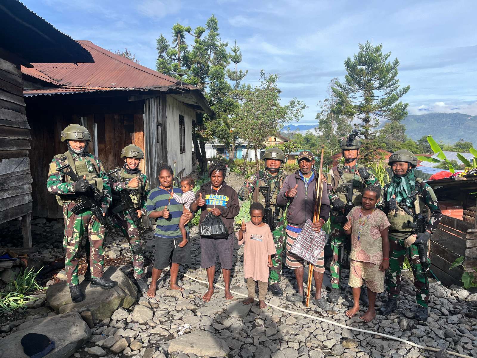 Satgas Yonif 112/DJ Anjangsana Dengan Warga Puncak Jaya Papua FOTO IST.